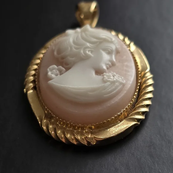 Vintage Cameo Gold Pendant - Picture 2 of 6